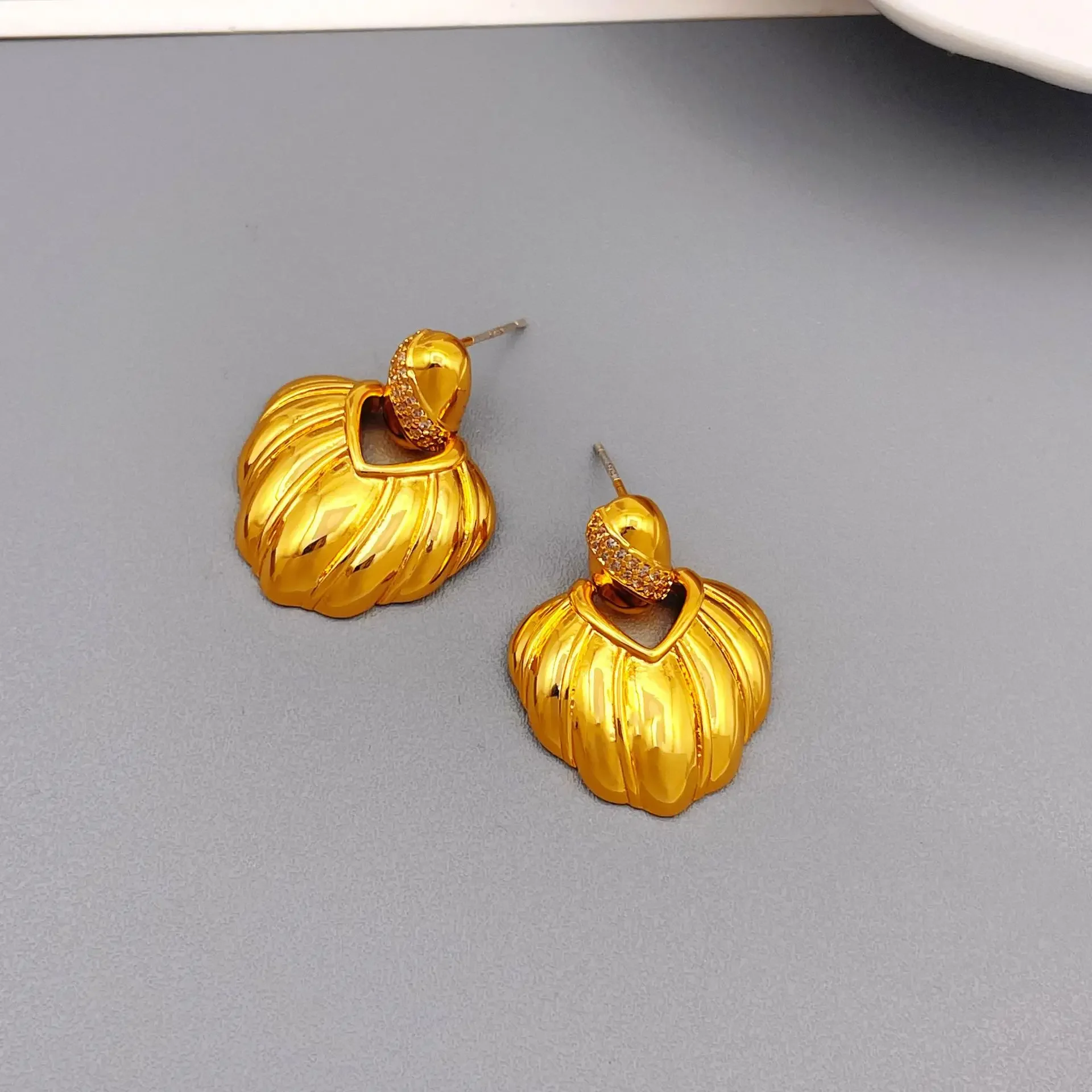 Винтажные нишевые универсальные серьги с текстурой золотого ракушки