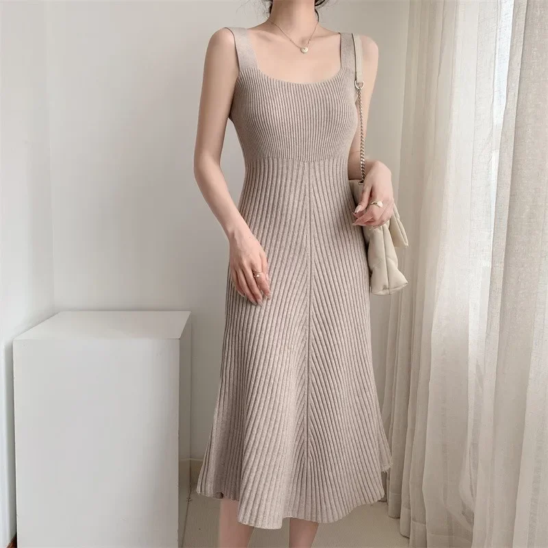 Женское трикотажное платье-майка средней длины облегающее платье без рукавов с