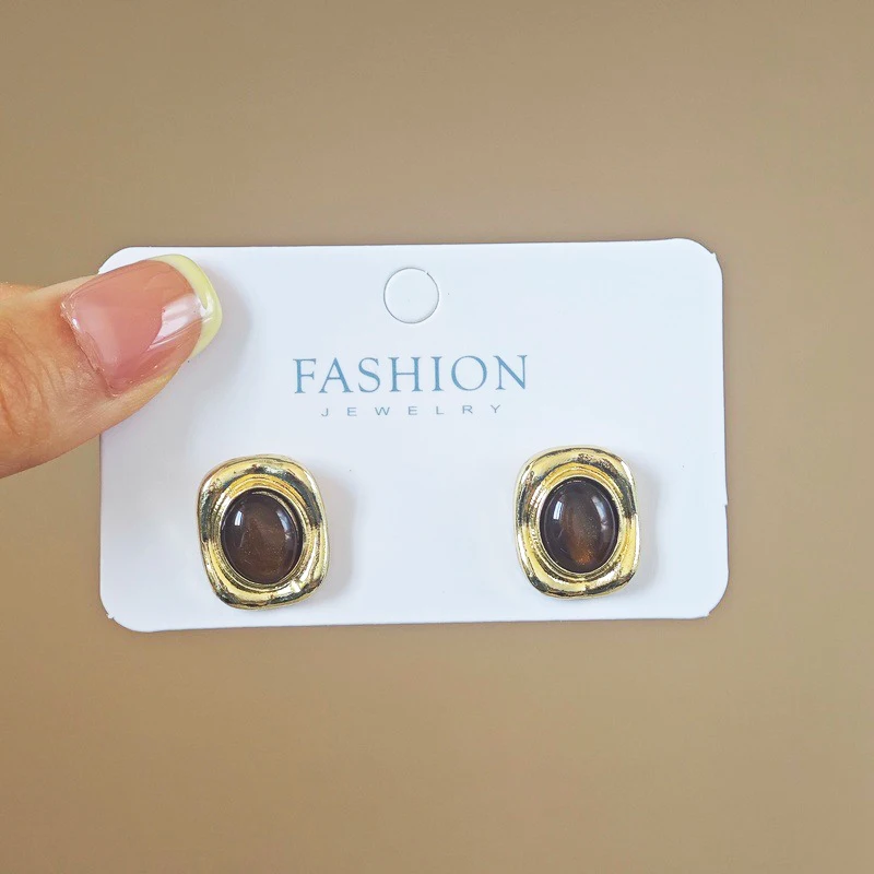 Серьги-гвоздики в золотом квадратной металлической оправе