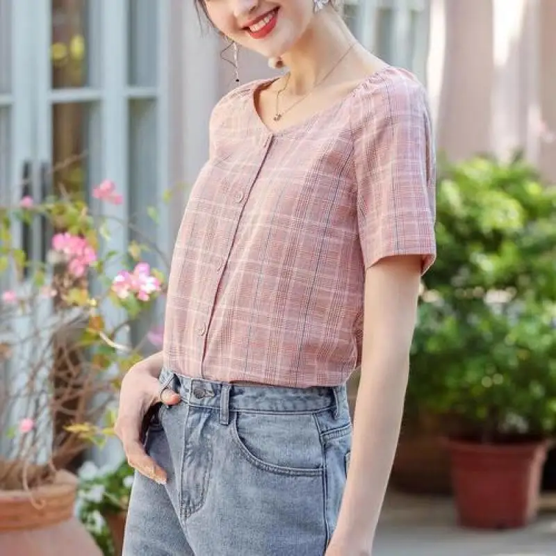 Женская блузка с V-образным вырезом на пуговицах