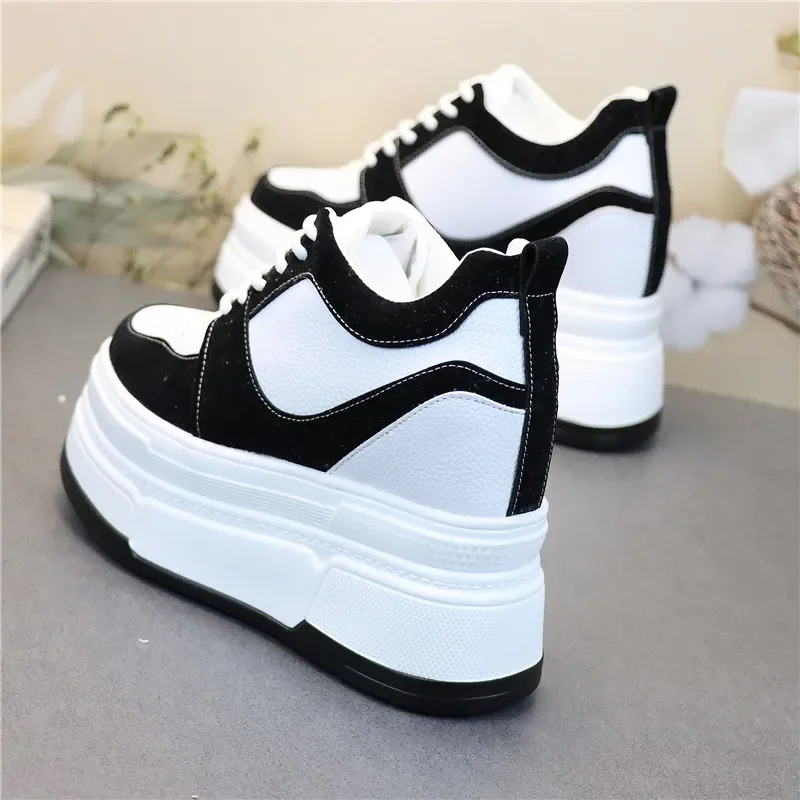 Женская Вулканизированная обувь на танкетке 12 см черно-белая платформе с