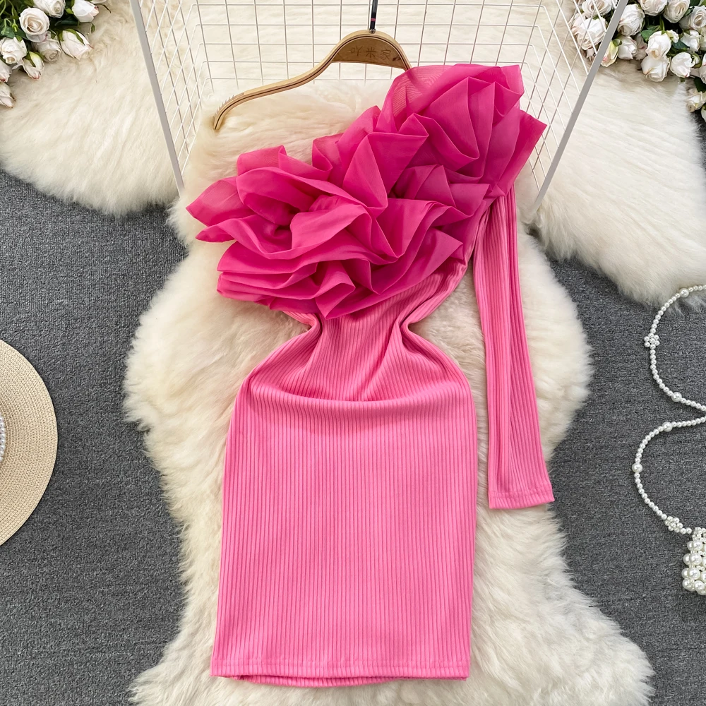 

Весеннее пикантное модное трикотажное платье с косым вырезом, открытыми плечами и длинным рукавом, облегающее бедра