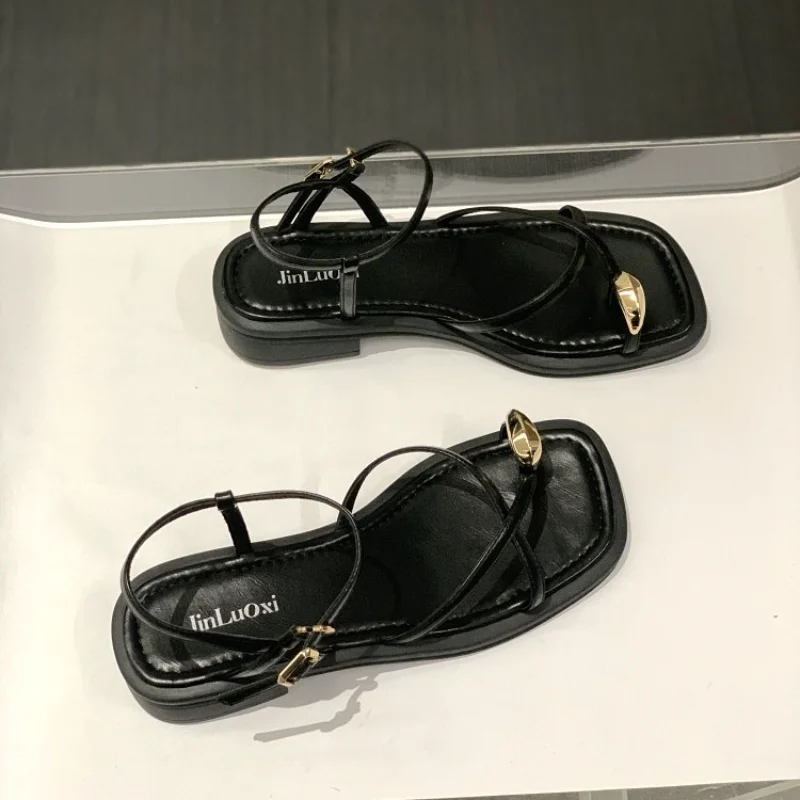 Сандалии женские на низком каблуке бежевые повседневные босоножки с пряжкой