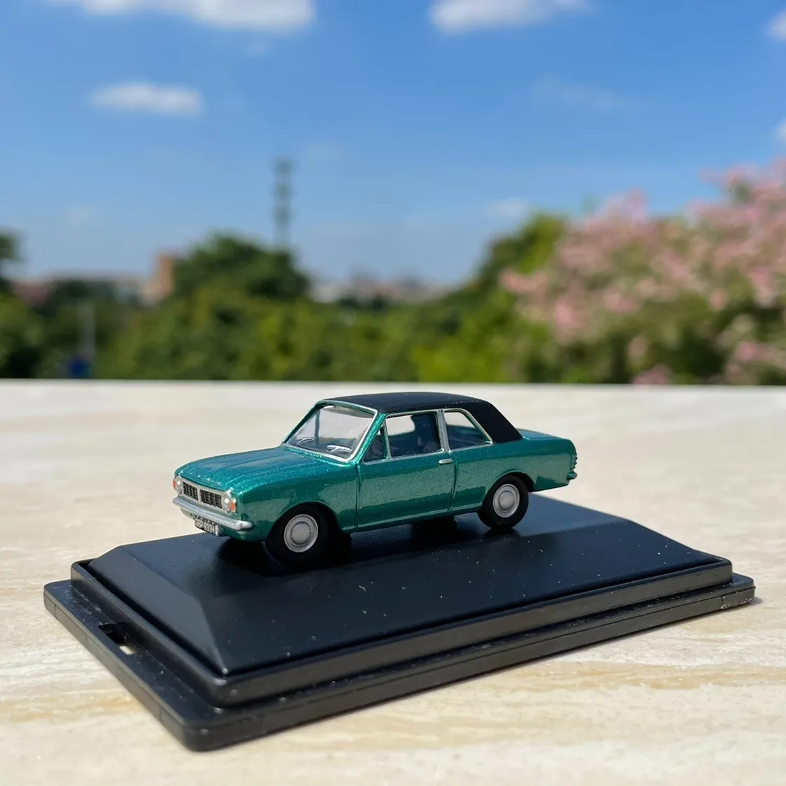 Коллекционная модель автомобиля Ford из сплава под давлением в масштабе 1:76