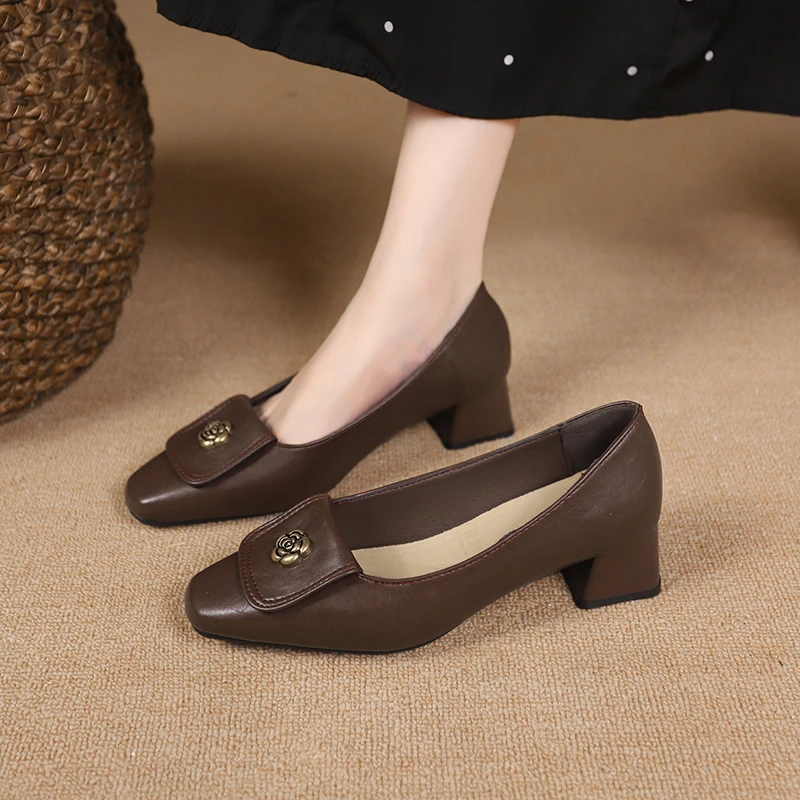 Женские классические туфли-лодочки на среднем каблуке с острым носком