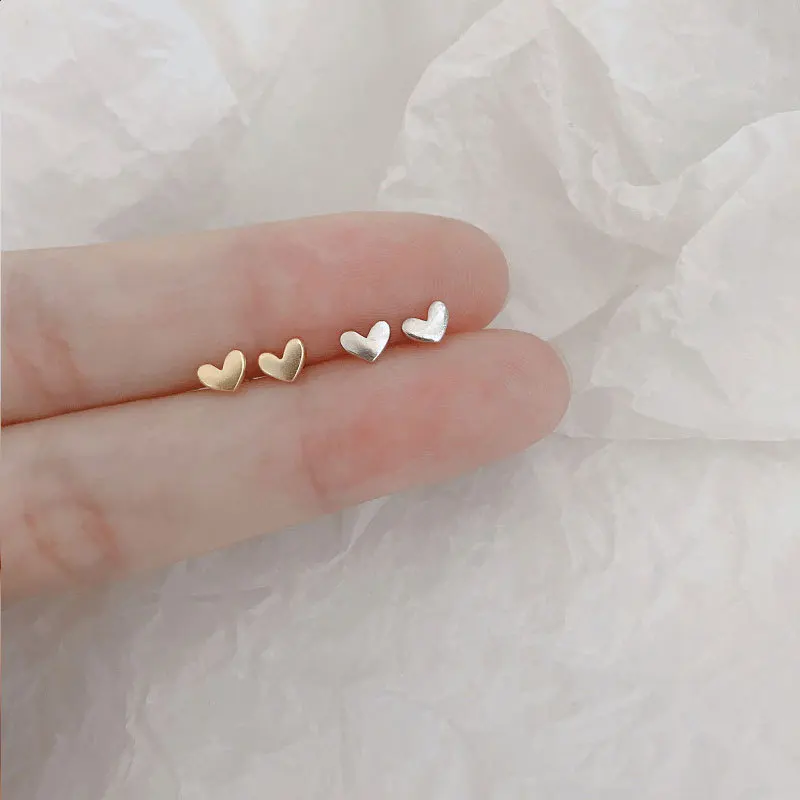 

Minimalist Silver Love Heart Stud Earrings for Women Couple Vintage Personality Glossy Mini Ear Bone Earring Jewelry Accessories