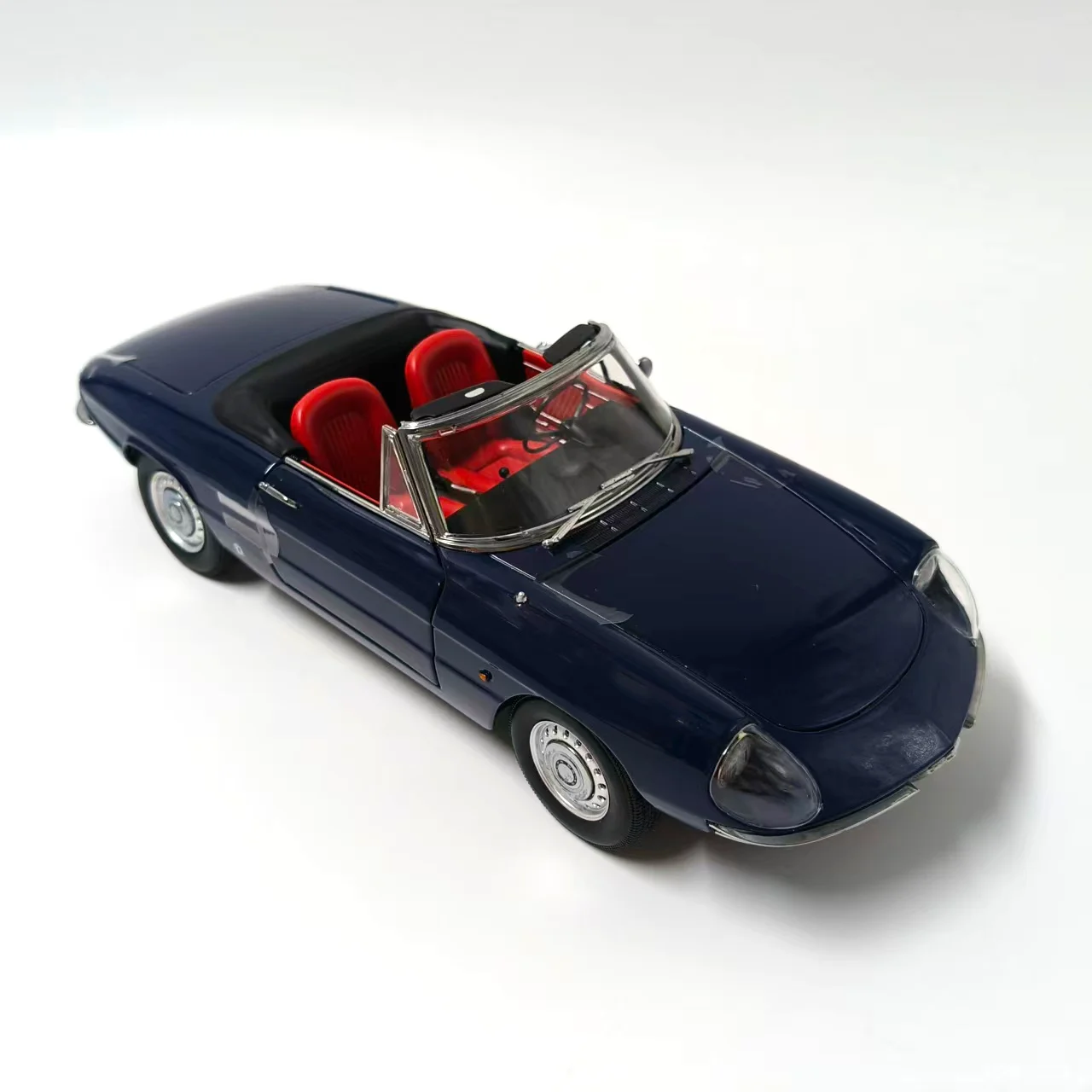 Фото Модель автомобиля Duetto Spider 1600 1966 года, масштаб 1:18, из литого металла, серия Diecast TOURING №3
