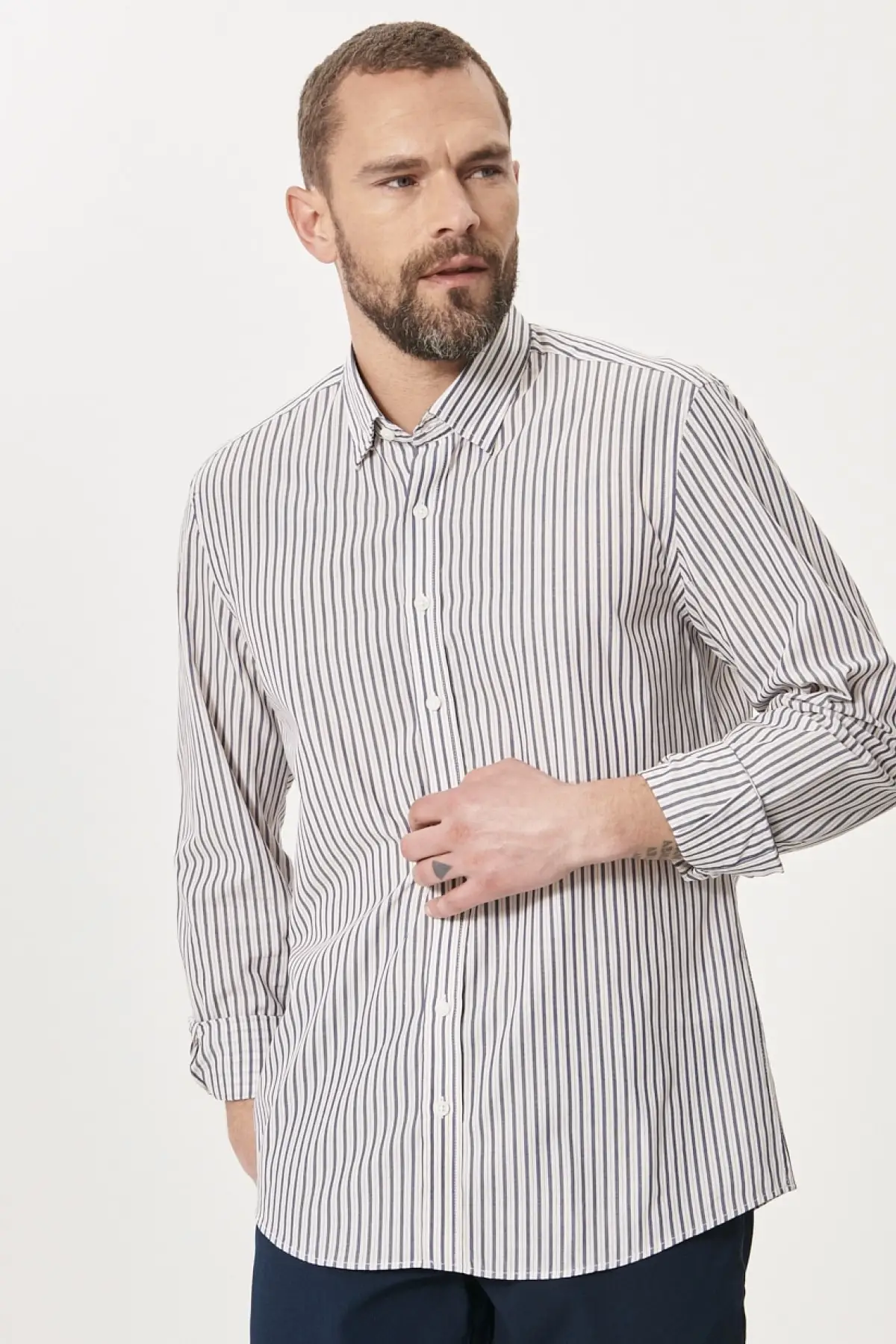 

Мужская приталенная рубашка из 100% хлопка в полоску, с воротником на пуговицах, бело-темно-синего цвета