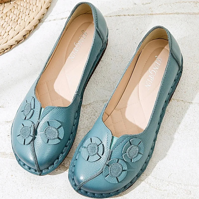 

2022 Soft Genuine Leather Flat Shoes Women Flats Flowers Ladies Platform Shoes Women Designers Loafers Slip on Walking Footwear