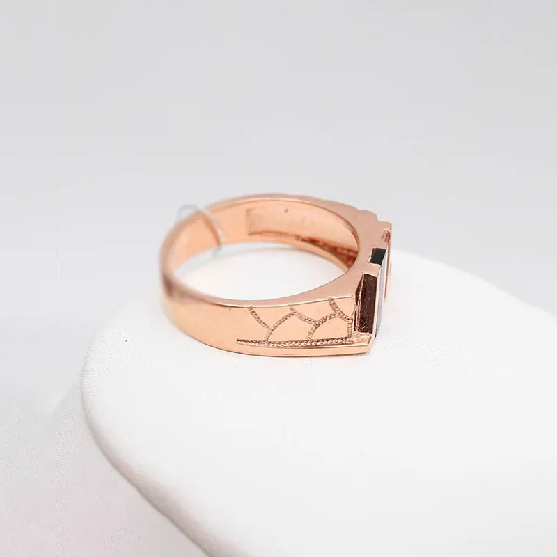 Мужские кольца из фиолетового золота 585 пробы с нерегулярной инкрустацией и