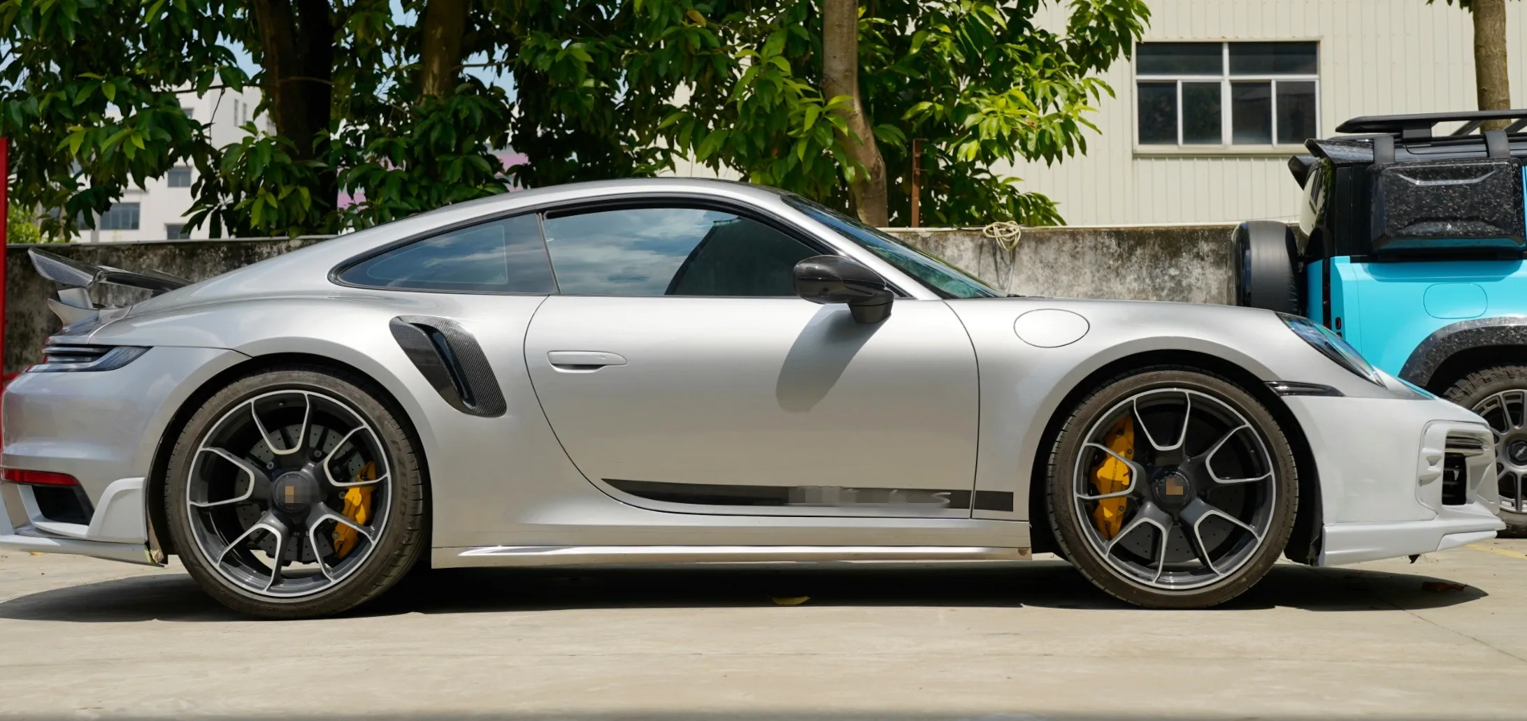 Настоящее сухое углеродное волокно задняя боковая накладка на крыло автомобиля