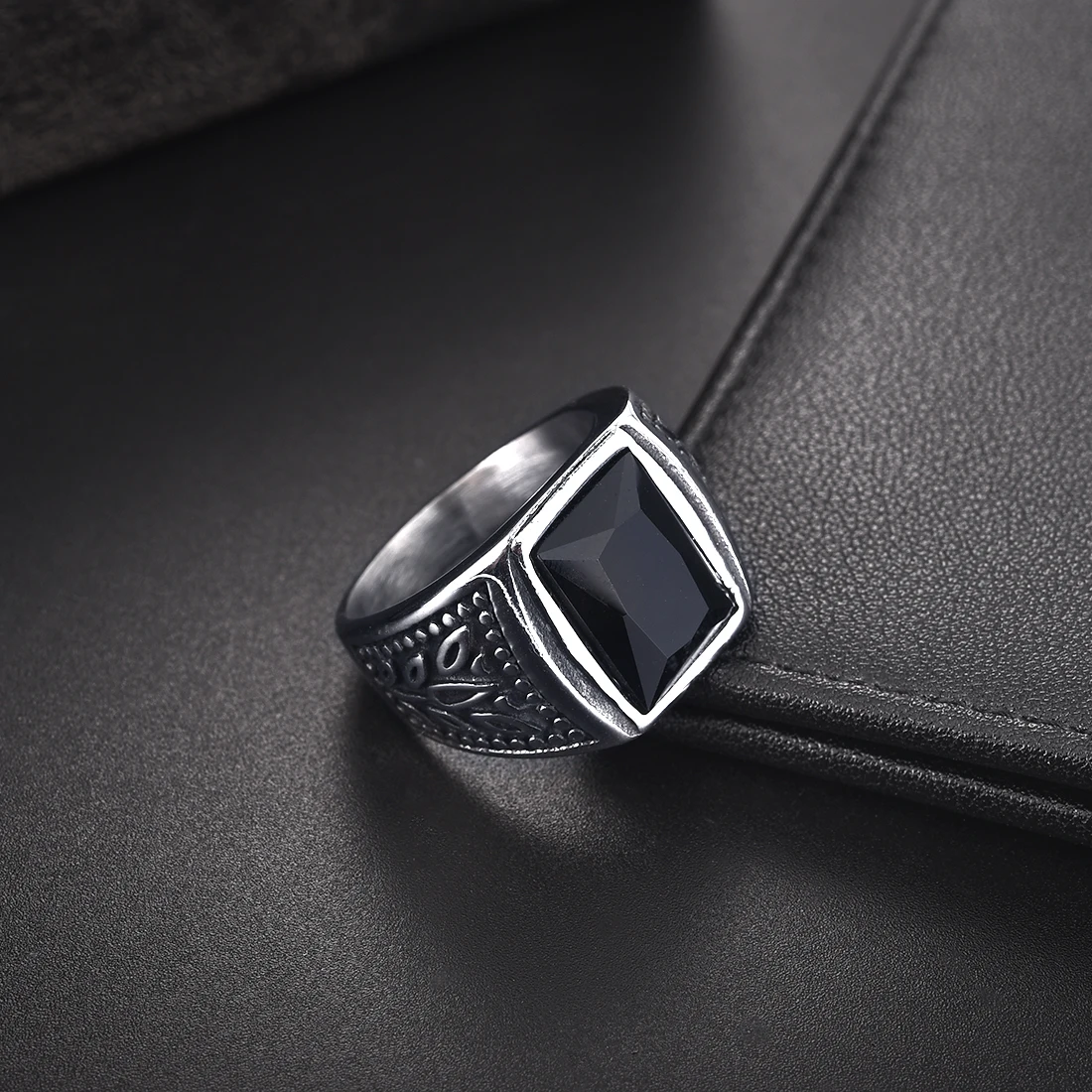 

Мужское кольцо с черным кристаллом в стиле ретро, размеры 7-12