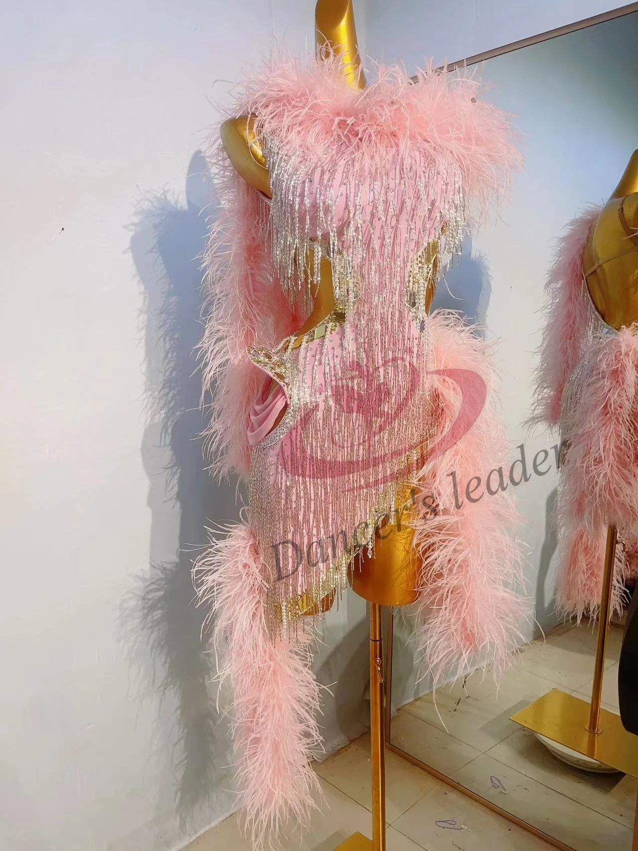 Женское платье для латиноамериканских танцев розовое пушистое выступлений