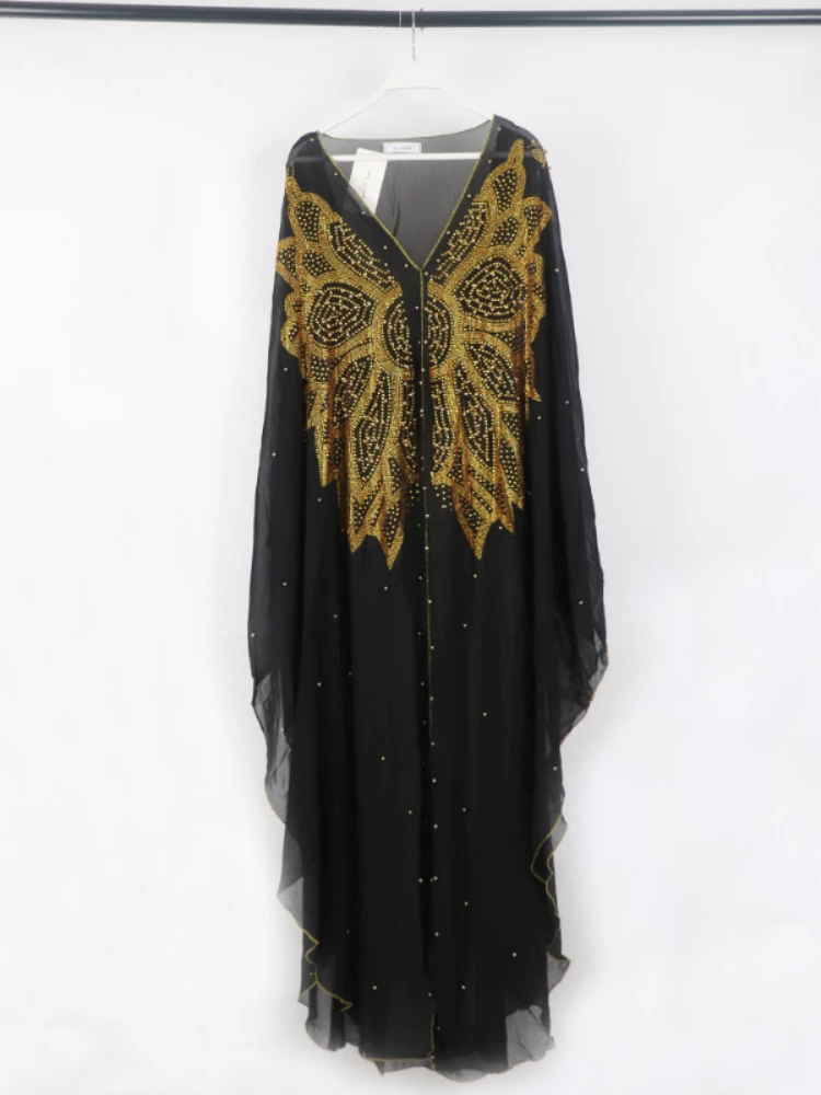 

Шифоновое платье с большой юбкой с капюшоном и V-образным вырезом, украшенное стразами