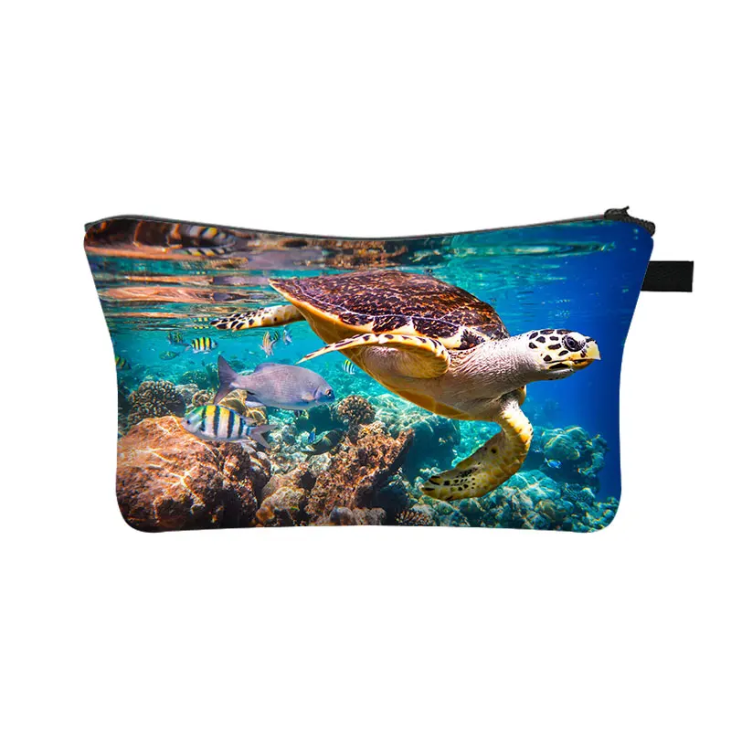 

Косметичка с рисунком кита, акулы, черепах