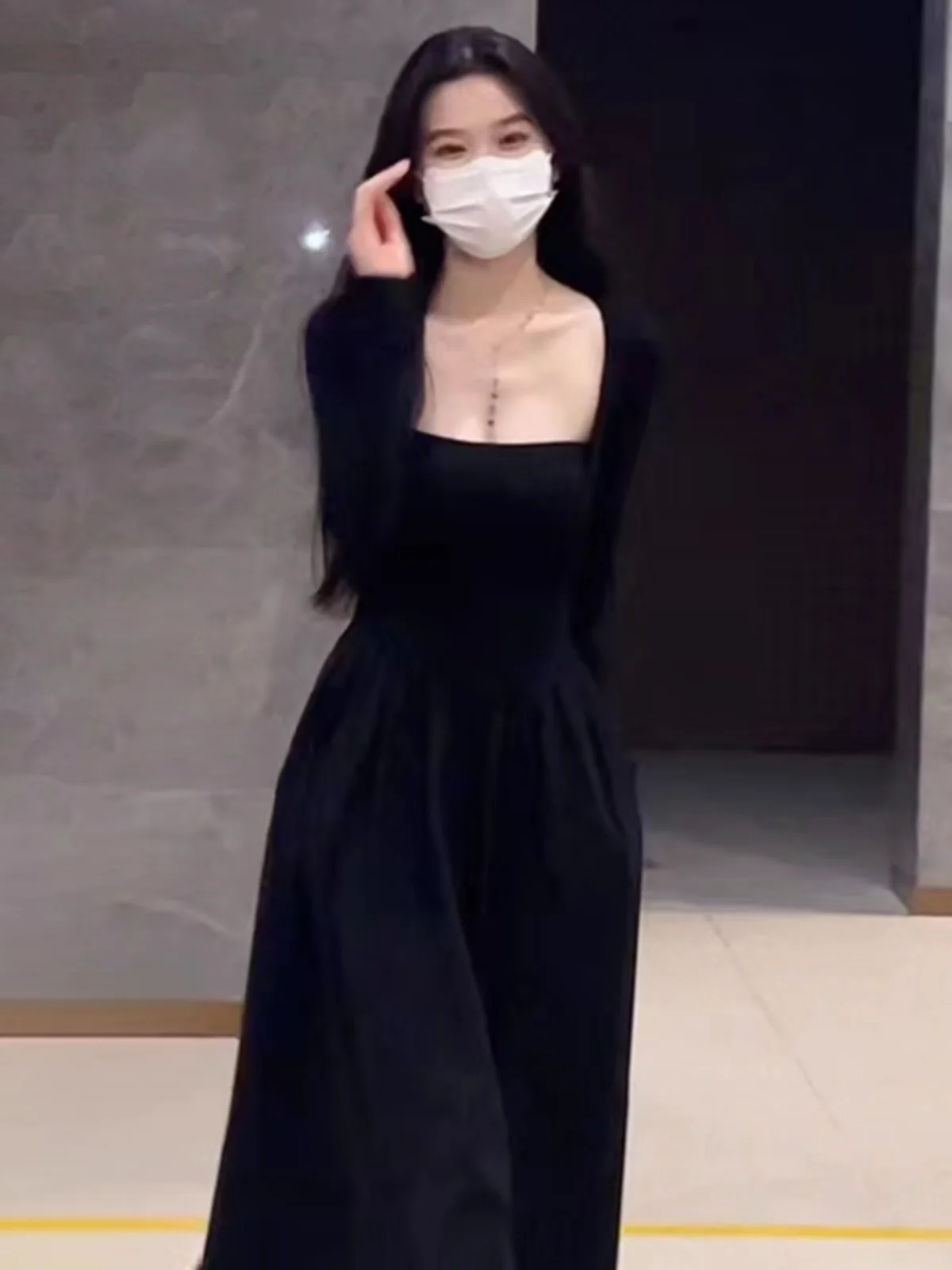 Платье с длинным рукавом и квадратным воротником облегающее