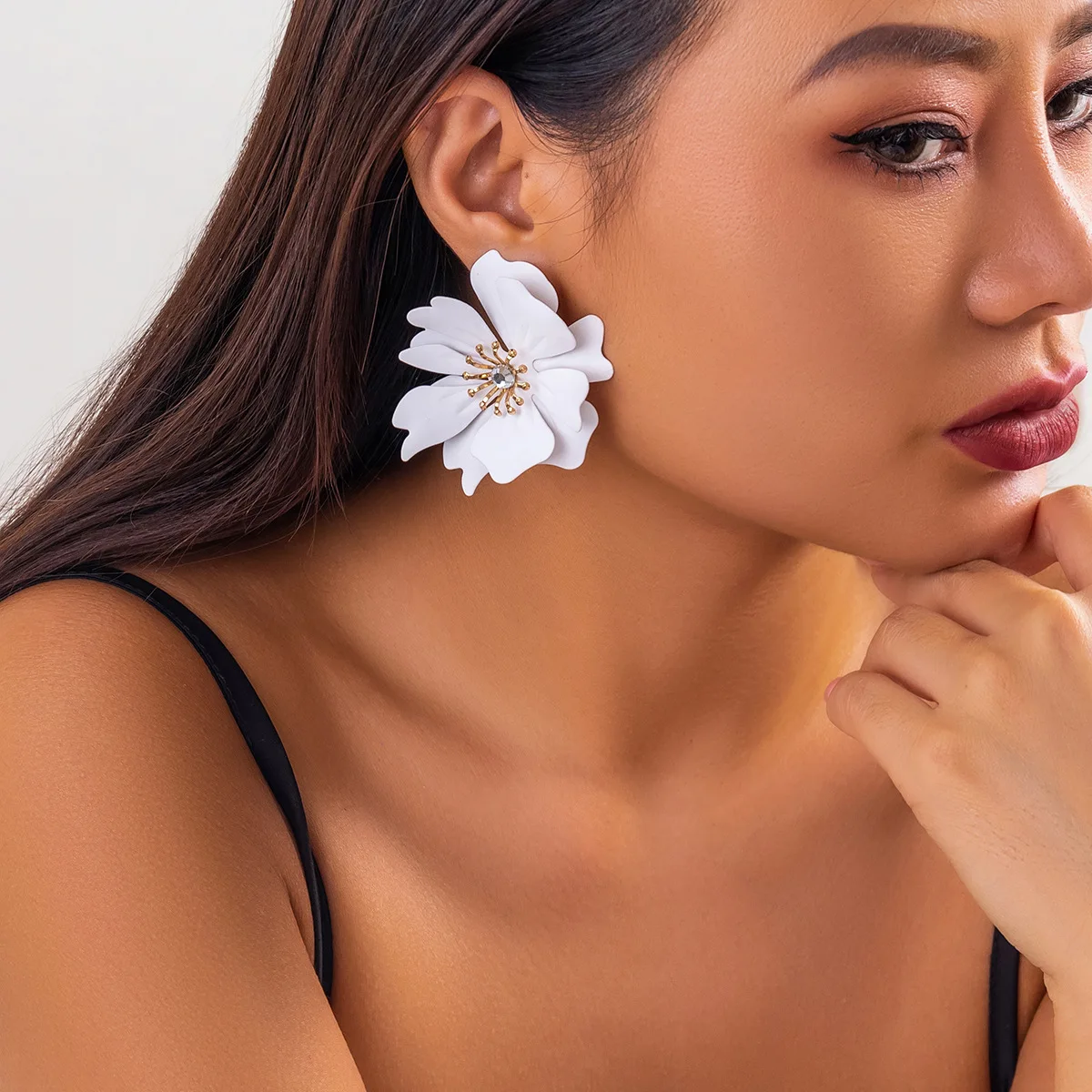 Женские серьги-гвоздики в богемном стиле