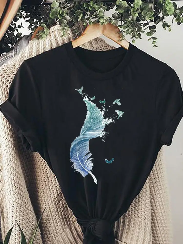 Футболка женская с коротким рукавом, Стильная Милая стильная одежда с принтом перьев, модная черная с графическим принтом, на лето