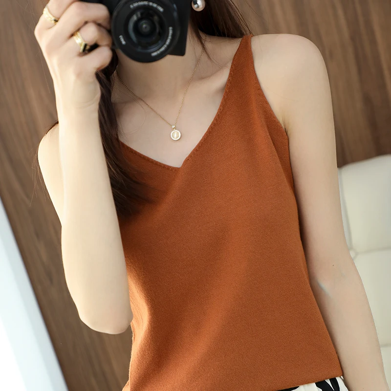 

Женский трикотажный жилет с V-образным вырезом