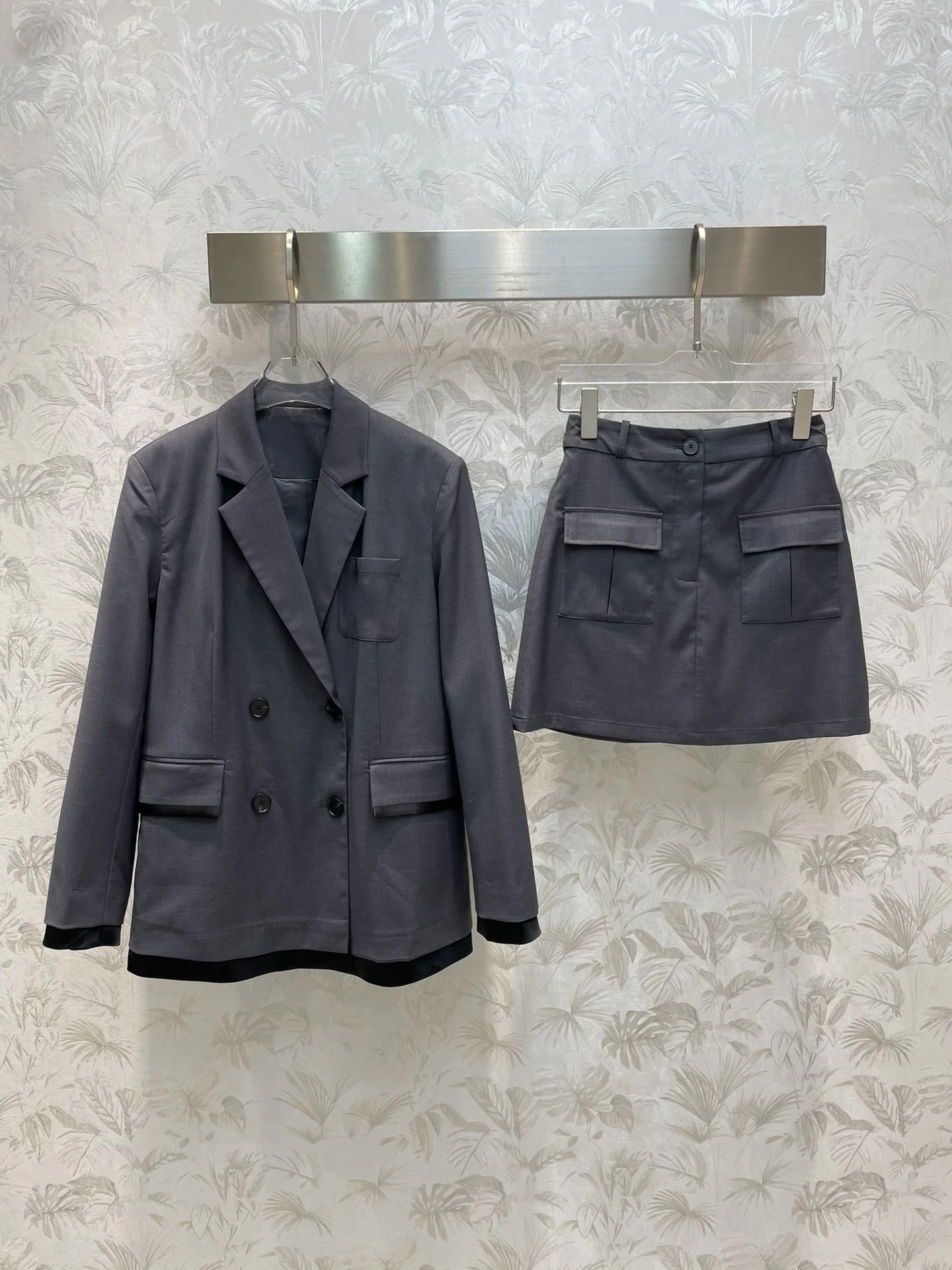 

2023Early autumn new double-breasted suit + high-waisted A-line half skirt suit version is loose