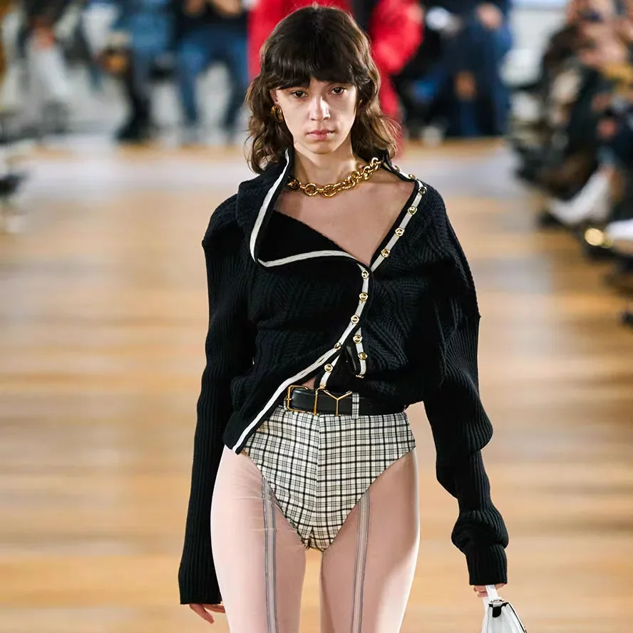 Шерстяной свитер со съемной цепочкой универсальный сладким и пряным дизайном