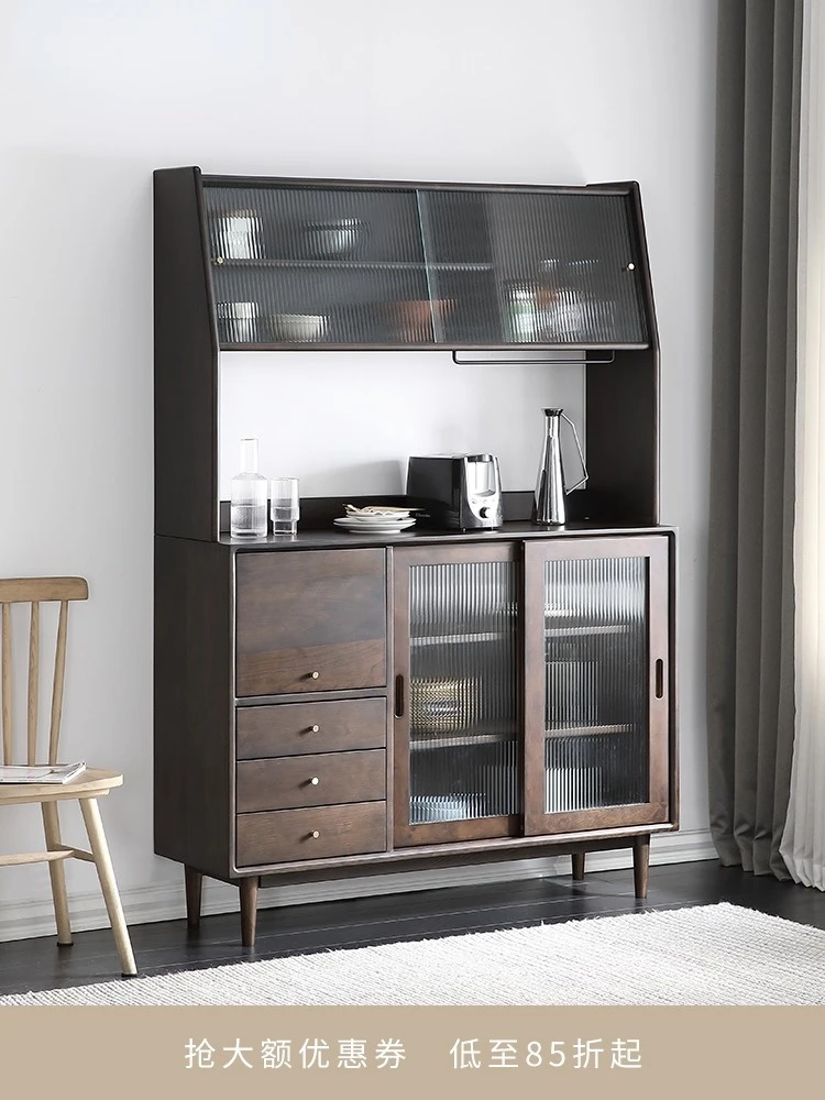 

Многофункциональный шкаф для воды вишневого цвета возле стены