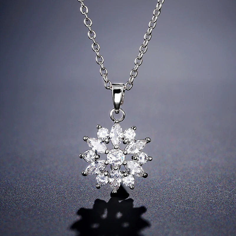 

New Elegant Romantic Flowers Zircon Pendant Necklaces for Women Fashion Jewelry Simple Personality Charm Necklace Party Gifts
