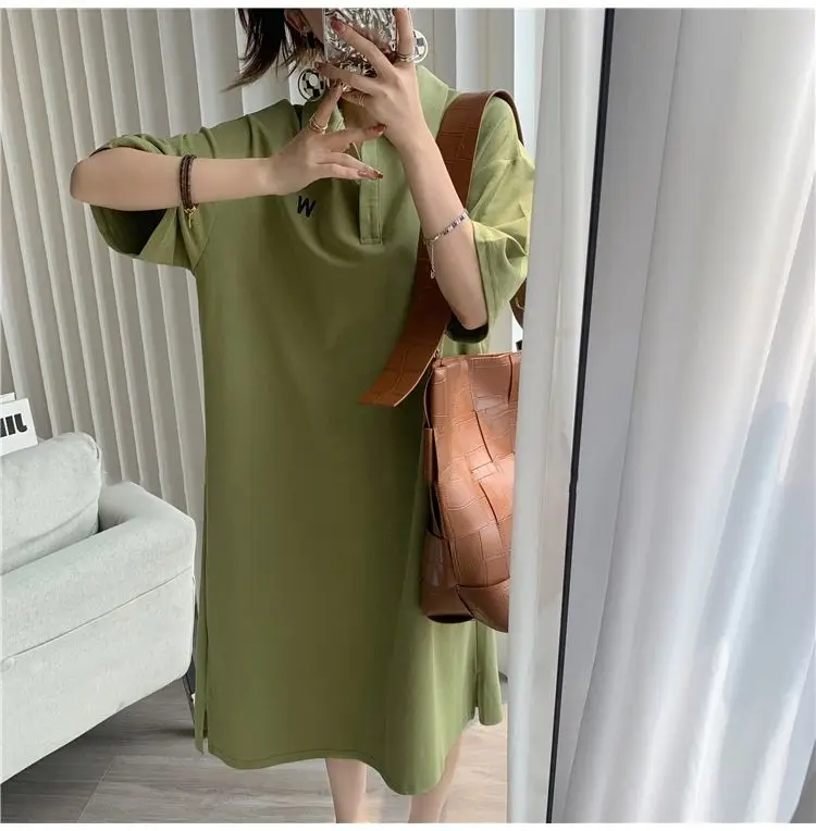 Женское платье-футболка средней длины с коротким рукавом и воротником поло 300 кг