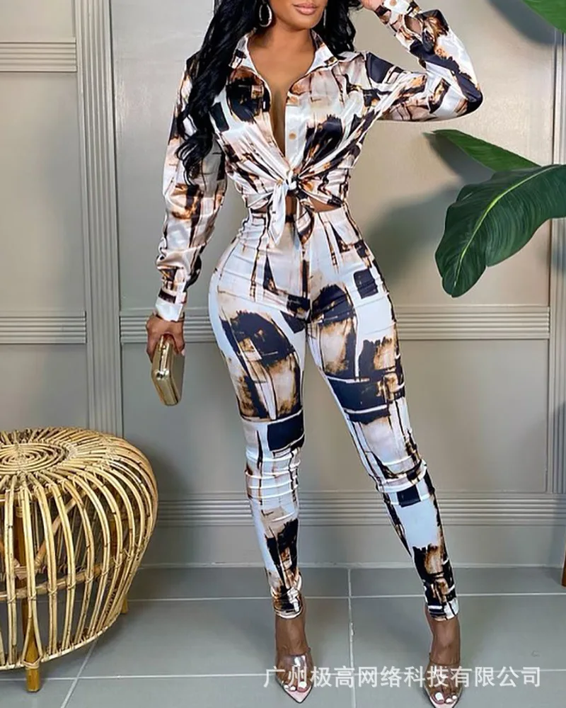 

Женский костюм из 2 предметов, короткий топ с длинным рукавом и абстрактным принтом и облегающие брюки