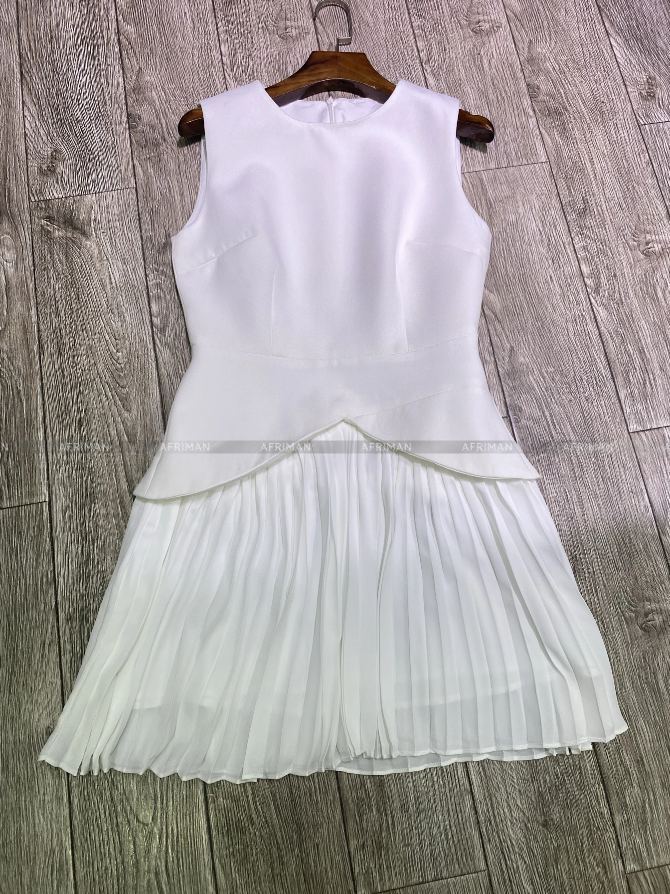 Женское мини-платье с круглым вырезом