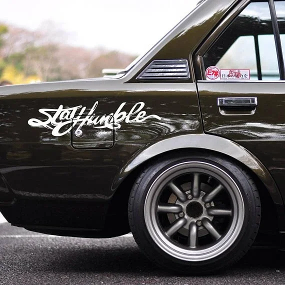 Виниловая наклейка на лобовое стекло автомобиля 2 шт. |