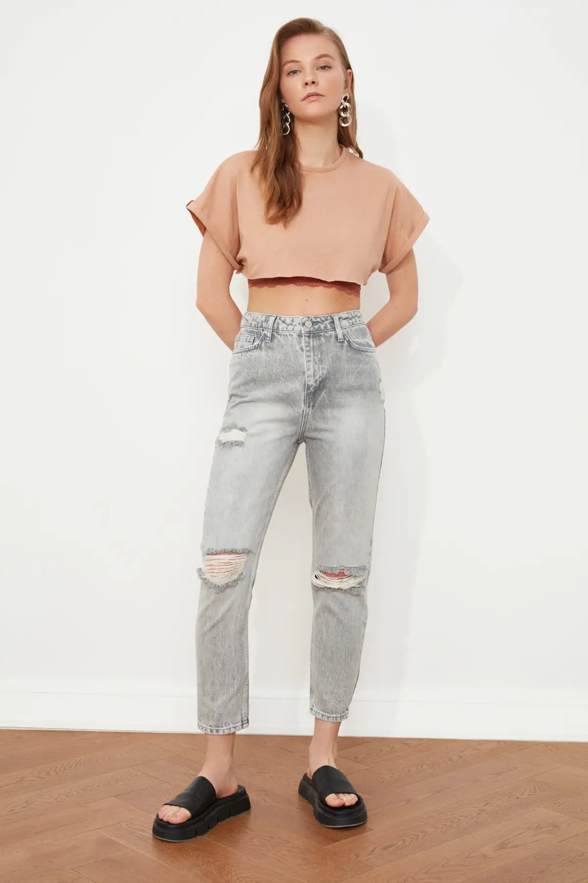 

Trendyol Ripped Detailed High Bel Mom Jeans TWOSS21JE0715