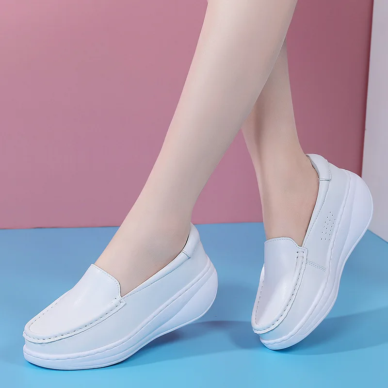 

Увеличивающие рост белые мягкие комфортные женские кроссовки на низком каблуке для медицинского использования обувные лоферы