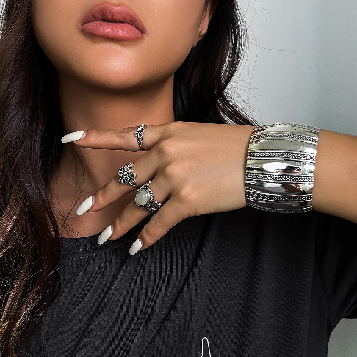 

Exaggerated Wide Curved Vertical Stripe Metal Open Cuff Bracelets for Women Punk Retro Big African Bangles Bracelet Hand Jewelry