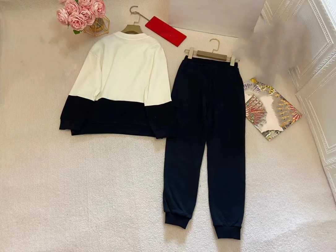

Осень 2023, Детский комплект, высококачественный топ с буквенным принтом + черные брюки, Модный комплект одежды для молодежи от 4 до 14 лет