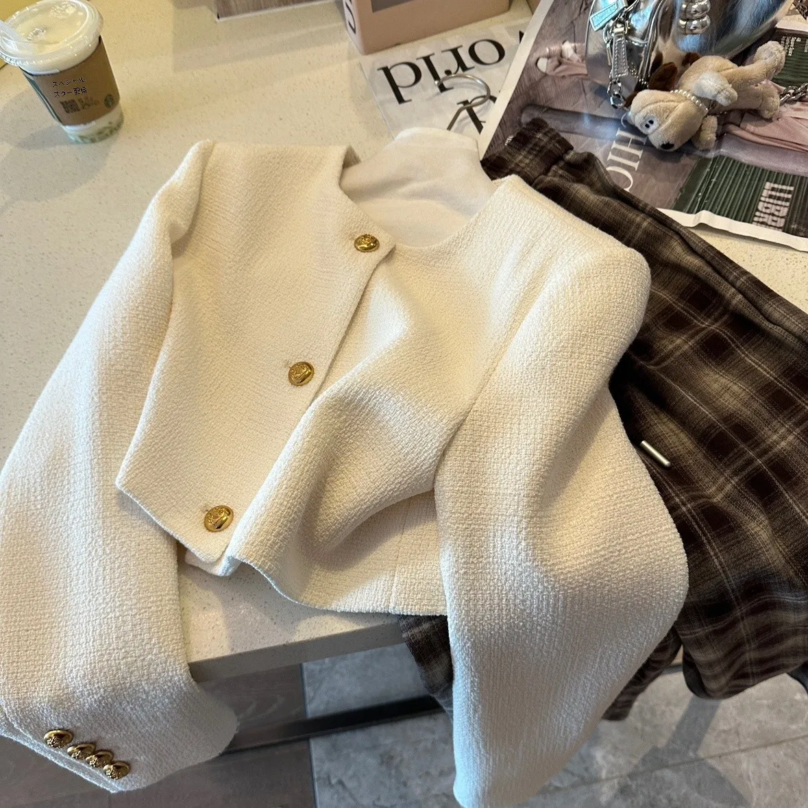 Изящное короткое пальто с золотой пряжкой для женщин осень 2023 новинка