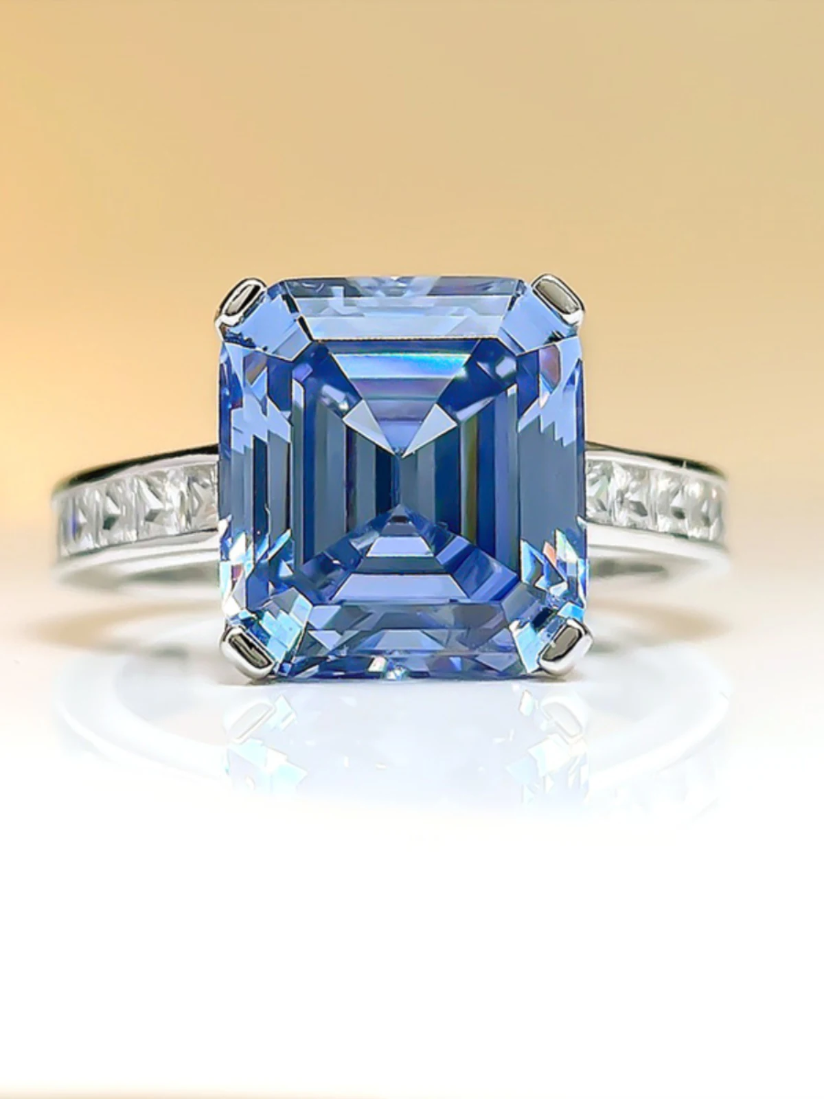 Женское кольцо из серебра 925 пробы с бриллиантами 10*11