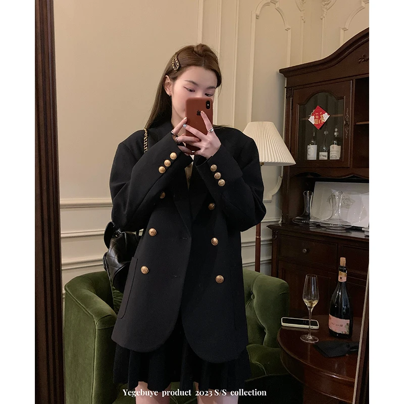 Женский блейзер с металлической пряжкой