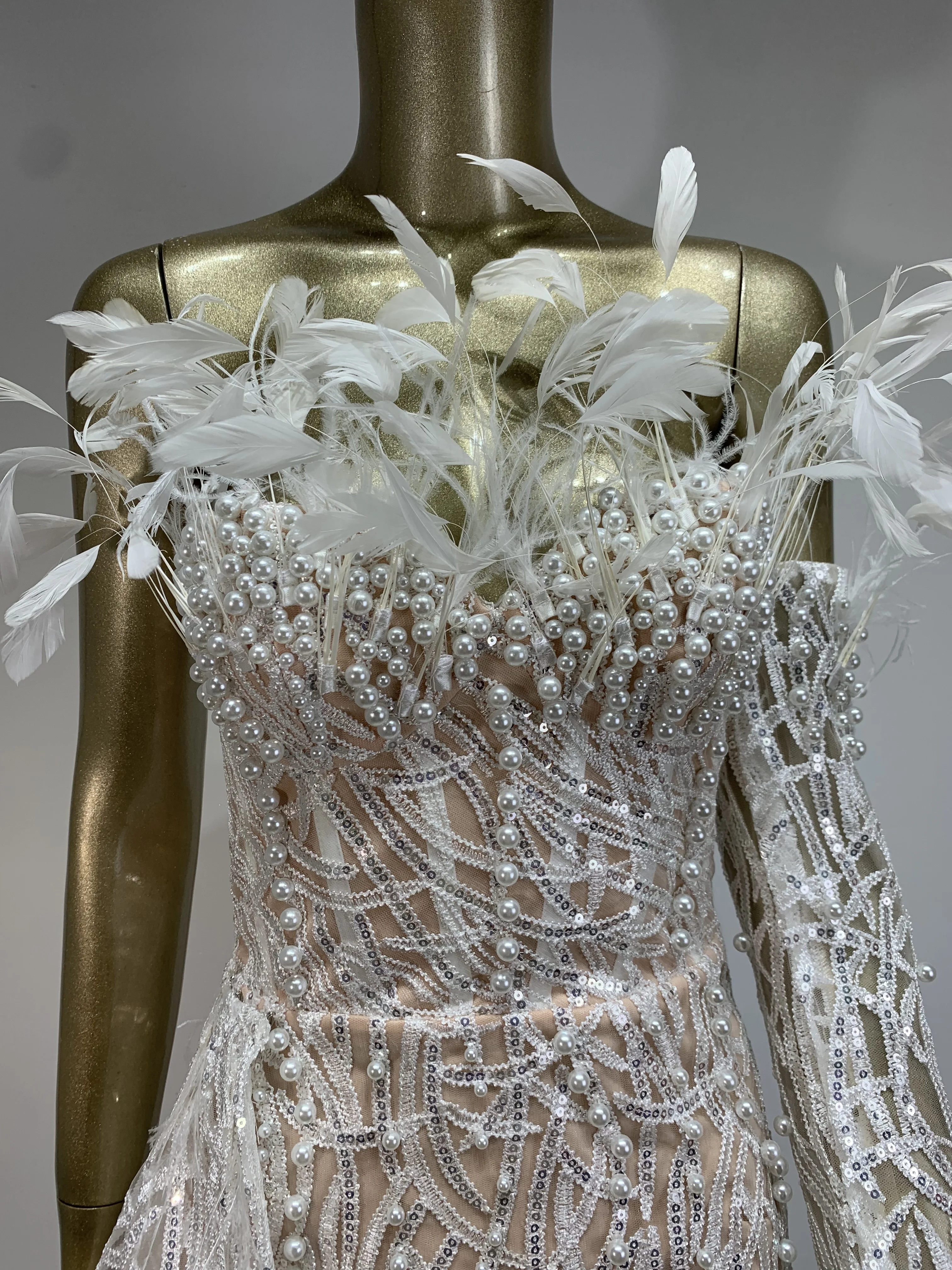 Женское длинное платье с открытыми плечами белое элегантное вечернее в стиле