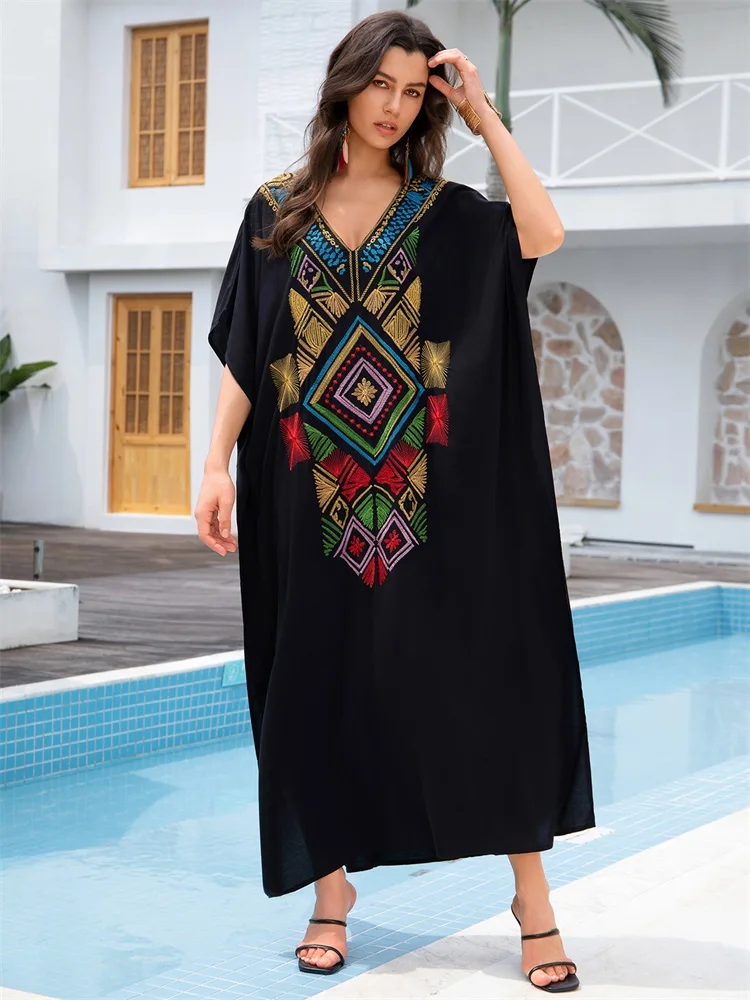 Элегантный черный кафтан с вышивкой в этническом стиле V-образным вырезом и