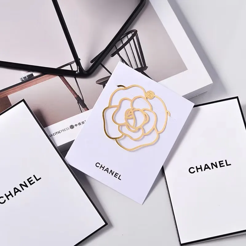 Металлическая закладка с камелией