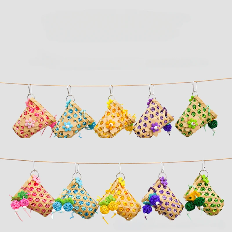 Набор игрушек для птиц и попугаев разноцветный измельчитель кормление разные