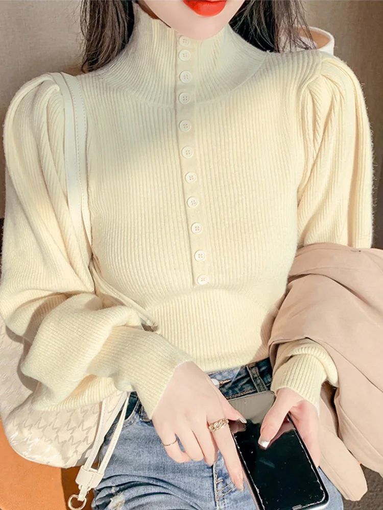 Женский свитер с высоким воротом