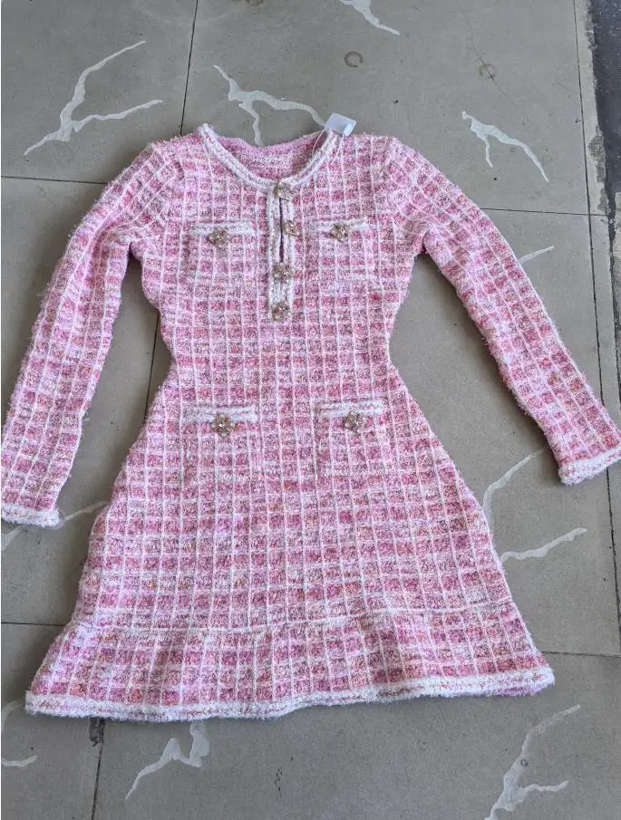 Качественное осенне-зимнее короткое трикотажное платье с длинными рукавами и