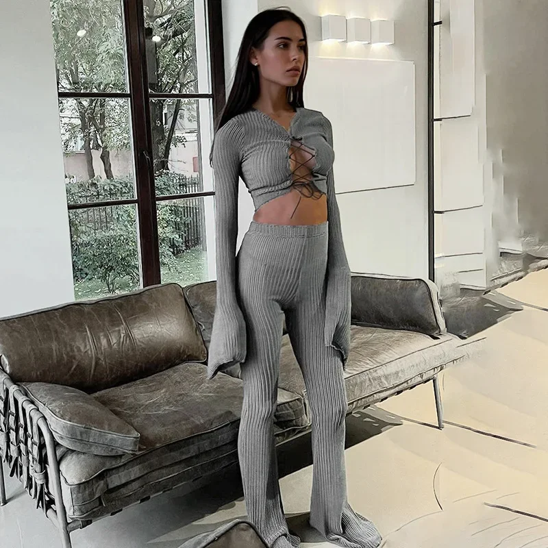 

Женский трикотажный комплект из двух предметов, укороченный топ с расклешенными рукавами и завышенной талией, повседневные облегающие брюки с вырезом на шнуровке