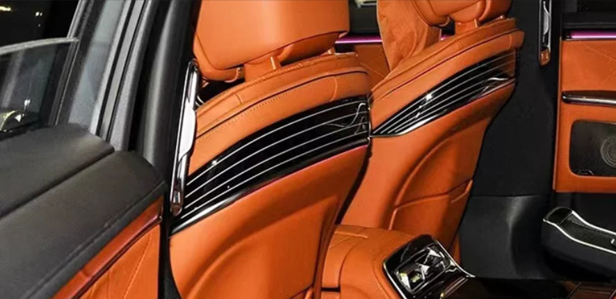Фото Обновления для S-Class W223 S400 S450: декоративные накладки на двери и приборную панель S680 с новой отделкой в стиле лакированного дерева. №4