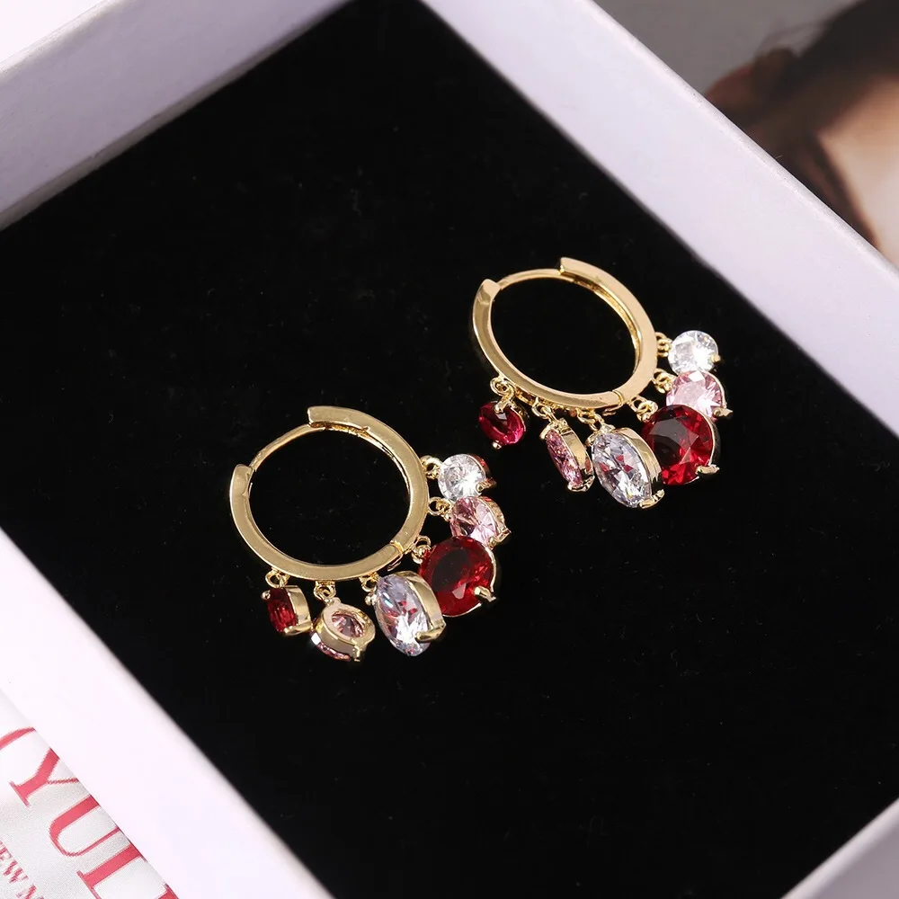 

Женские серьги с кисточками и микро-инкрустацией