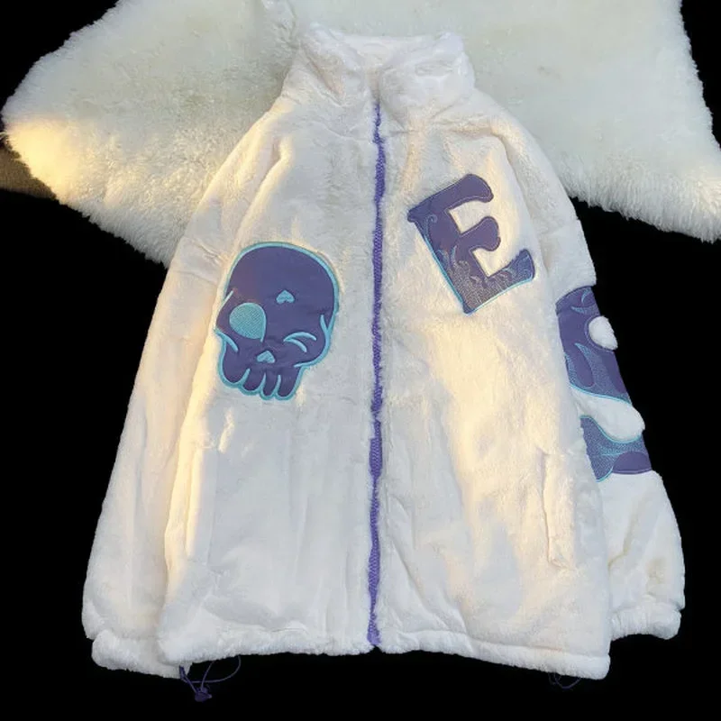 Женская куртка из овечьей шерсти с вышивкой черепа
