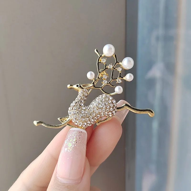 

Zircon Running Chritmas Deer Brooch Crystal Animal Elk Bucks Sika-Deer Brooches Simulated Pearl Jewelry Accessory New Year Gift