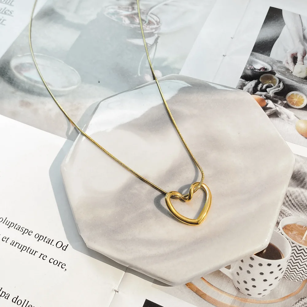 

2022 New Light Luxury Niche Hollow Love Necklace Female Simple Design Fashion Peach Heart Clavicle Necklace For Women